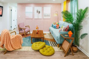 Una Smart TV, una chimenea, una mesa de tenis de mesa