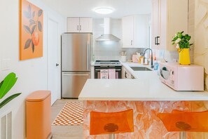 Frigorífico, microondas, horno y placa de cocina