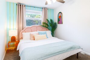 4 bedrooms, iron/ironing board, travel cot, WiFi - Heated pool/direct access to park/Game Room/Huge Yard (Largo)