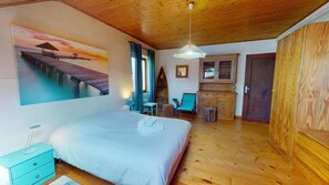 6 chambres, fer et planche à repasser, Wi-Fi gratuit, draps fournis