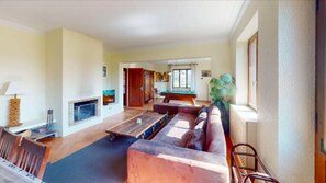 Televisión, chimenea, futbolito y tenis de mesa 