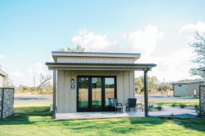 Silverstone / Casita #5 - Private Porch, Luxury, Country Feels, Walk to Wineries