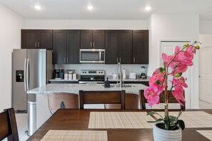 ثلاجة، ميكروويف، فرن، موقد طهي مسطح