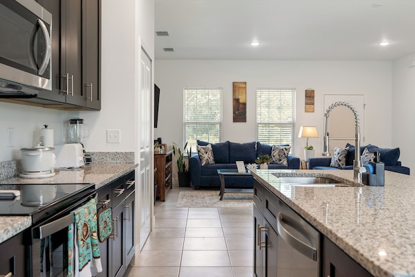 ثلاجة، ميكروويف، فرن، موقد طهي مسطح