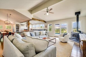 Een smart-tv en boeken