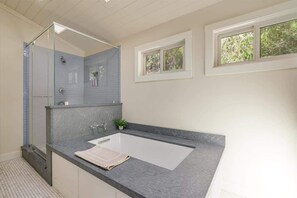 Shower, hair dryer, shampoo - Calistoga Vista-Pool, Hot Tub - Tastings Included (Calistoga)