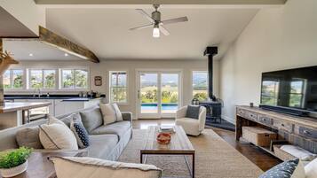 Een smart-tv en boeken