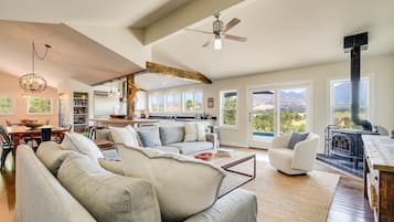 Een smart-tv en boeken