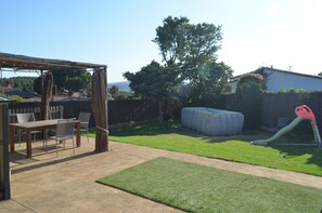 Outdoor dining - Chalet en Begur en Zona Idilica, Ideal Para Familias, a 5 Minutos de la Playa (Begur)