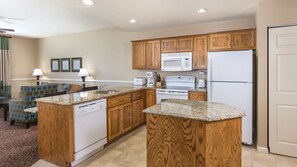 Réfrigérateur, four à micro-ondes, un four, surface de cuisson