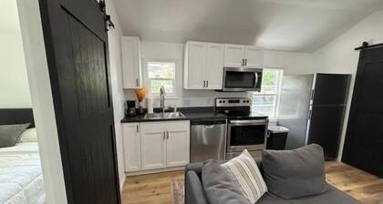 Newly Remodeled Modern Cottage w/ 2 bedrooms, Wi-Fi, AC in peaceful Clear Lake