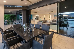 Outdoor dining - Edge 2 Hamilton Island - absolute oceanfront, golf buggy and transfers (Hamilton Island)