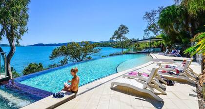 Edge 2 Hamilton Island - absolute oceanfront, golf buggy and transfers