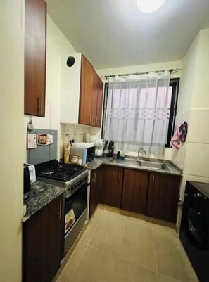 Geladeira, micro-ondas, fogão, chaleira elétrica