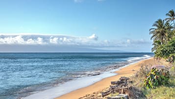 Na praia, espreguiçadeiras, toalhas de praia