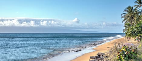 En la playa, camastros y toallas de playa