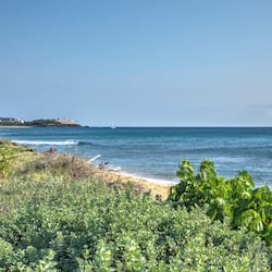 En la playa, camastros y toallas de playa