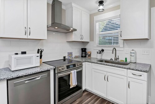 Hollywood Hideaway | 1BR Near Rosewood