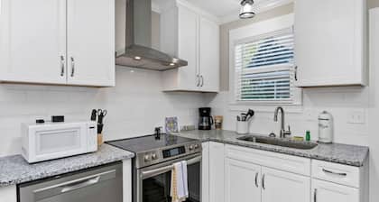 Hollywood Hideaway | 1BR Near Rosewood