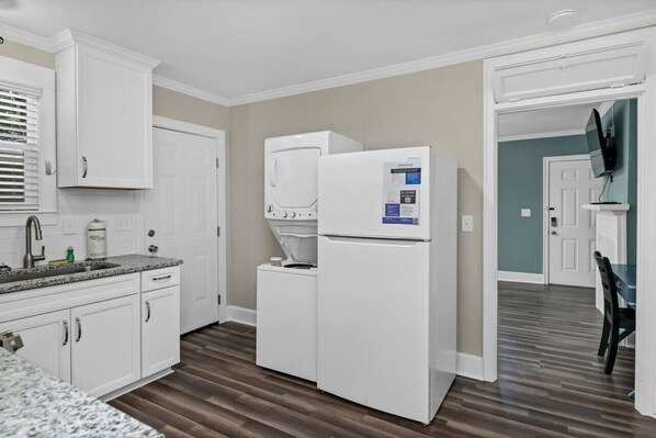 Frigorífico, microondas, horno y placa de cocina