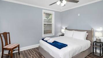 1 habitación, escritorio, tabla de planchar con plancha y wifi