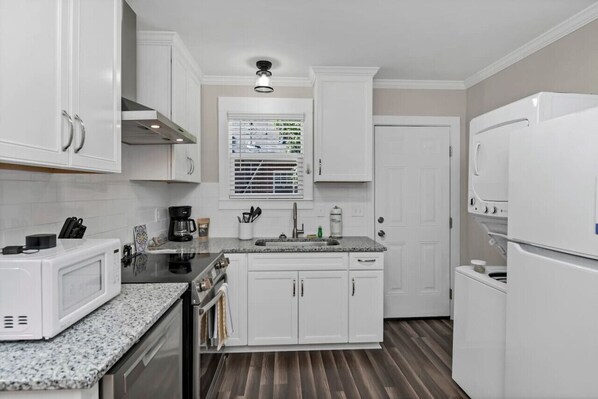 Fridge, microwave, oven, stovetop - Hollywood Hideaway | 1BR Near Rosewood (Columbia)