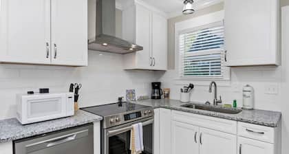 Hollywood Hideaway | 1BR Near Rosewood