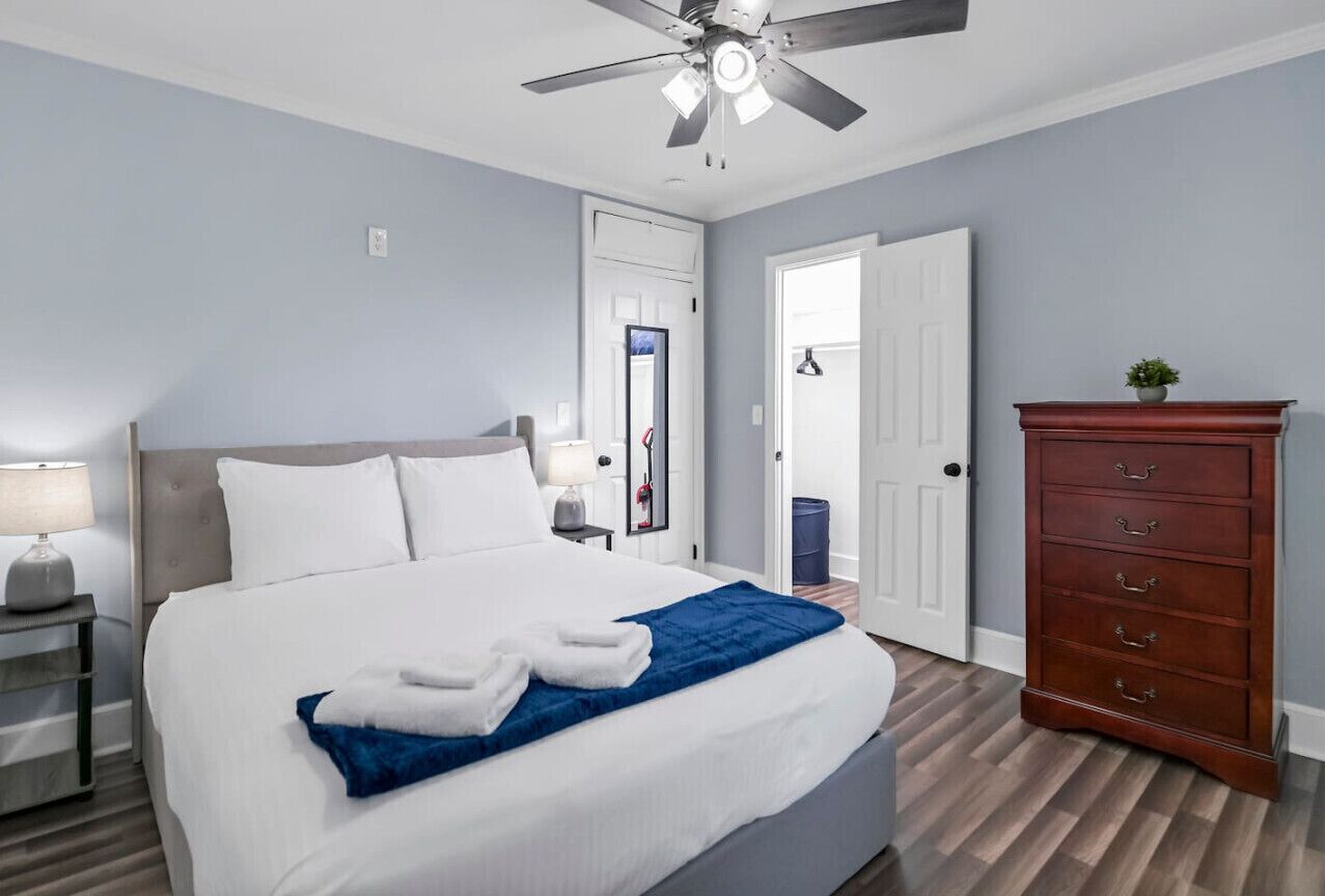 1 bedroom, desk, iron/ironing board, WiFi