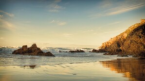 A beach with rocky formations and waves. - Balcobo Villas&Cabañas (Arteixo)