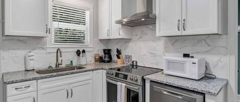 Réfrigérateur, four à micro-ondes, un four, surface de cuisson