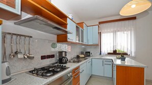 Coffee/tea maker, fridge, oven, dishwasher - Villa Deni with private pool (Barban)