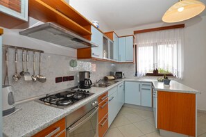 Fridge, oven, dishwasher, coffee/tea maker