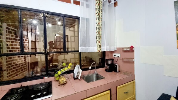 Frigorífic, microones, placa de cuina i cafetera i tetera