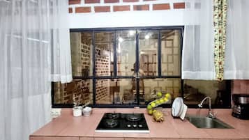 Réfrigérateur, micro-ondes, plaque de cuisson, cafetiÚre/bouilloire