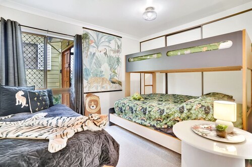 LakeSide Tinaroo- Lakefront Retreat with Private Pontoon, Water Activities & Stunning Views