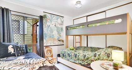 LakeSide Tinaroo- Lakefront Retreat with Private Pontoon, Water Activities & Stunning Views