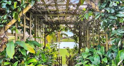 LakeSide Tinaroo- Lakefront Retreat with Private Pontoon, Water Activities & Stunning Views