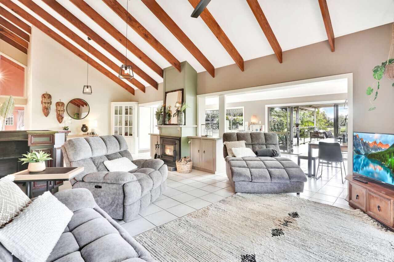 TV connectée, cheminée, jeux vidéo, livres