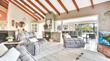 TV connectée, cheminée, jeux vidéo, livres