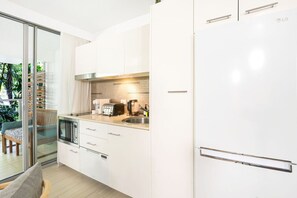 Fridge, microwave, stovetop, dishwasher