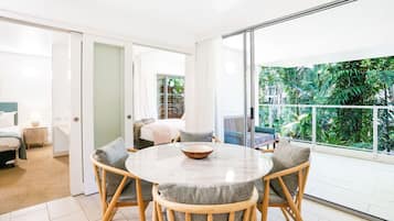 2 habitaciones, tabla de planchar con plancha y cuna de viaje