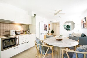 Réfrigérateur, micro-ondes, plaque de cuisson, lave-vaisselle