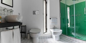 Doccia, asciugacapelli, bidet