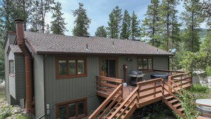 A cabin with a deck, a grill, and a hot tub. - Private Home with Hot Tub in Keystone (Dillon)