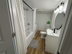 Douche, serviettes fournies, papier de toilette
