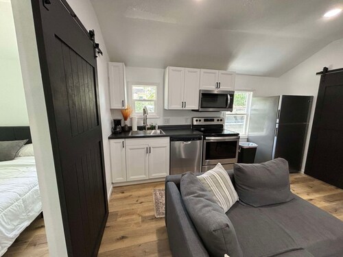 Charming cottage with 2 bedrooms and WiFi, AC in Clear Lake