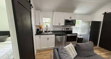 Charming cottage with 2 bedrooms and WiFi, AC in Clear Lake