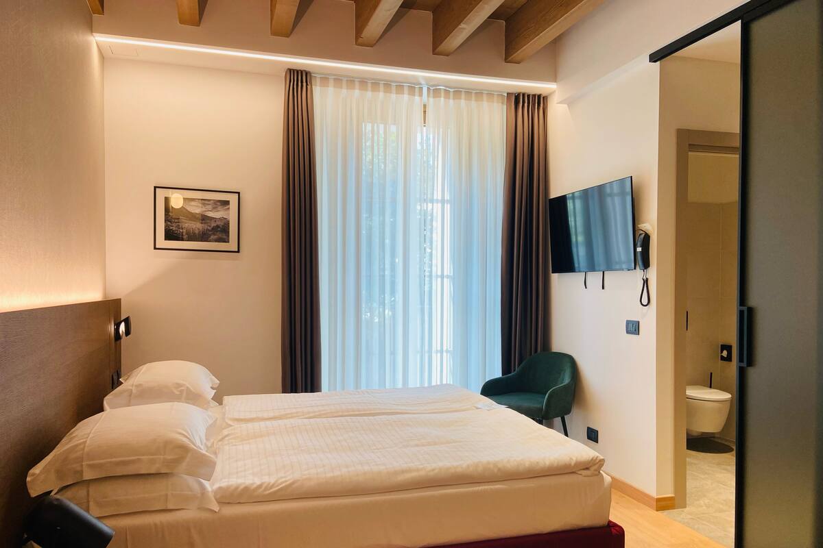 Superior-huone | Untuvapeitot, Tempur Pedic -patjalliset sängyt, minibaari