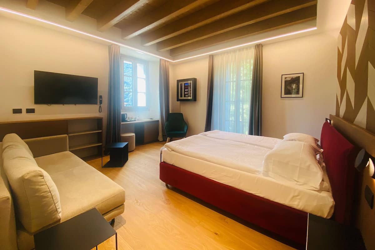 Deluxe-huone, parveke | Untuvapeitot, Tempur Pedic -patjalliset sängyt, minibaari