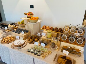 Desayuno continental gratuito y diario